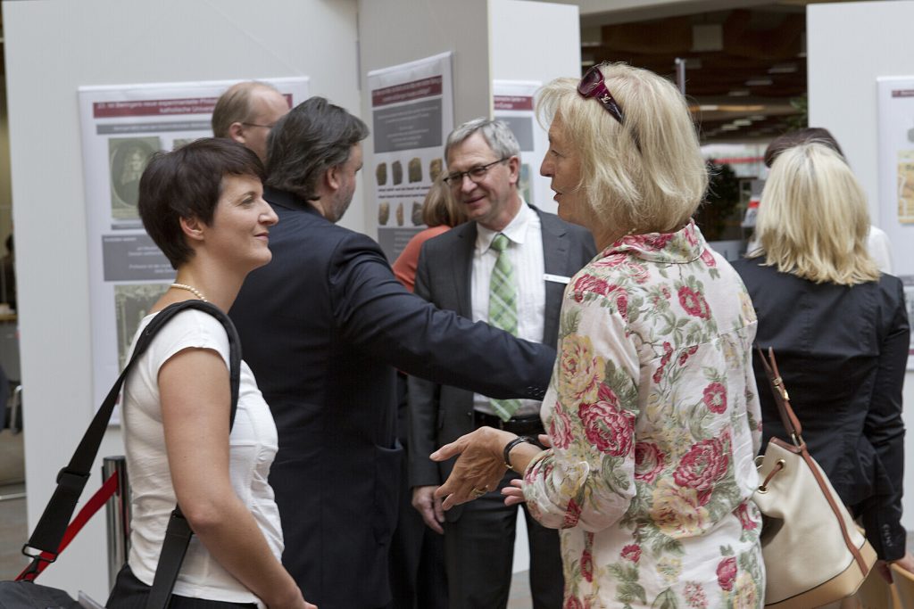 24.07.2012 bis 17.08.2012: 1. Wanderausstellung in der Sparkasse Würzburg