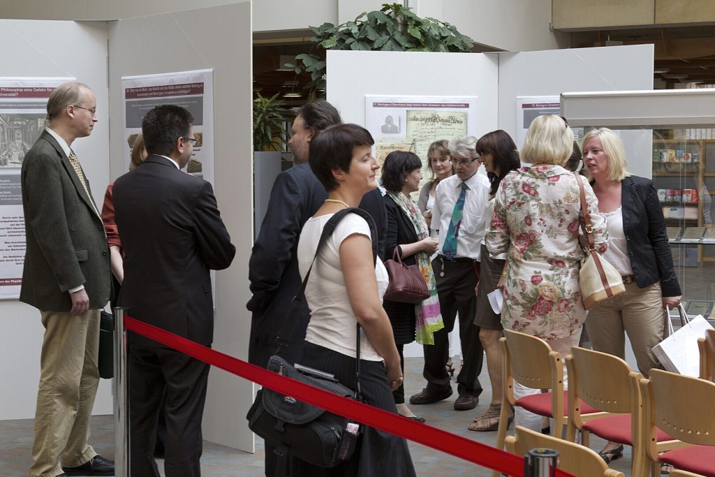 24.07.2012 bis 17.08.2012: 1. Wanderausstellung in der Sparkasse Würzburg