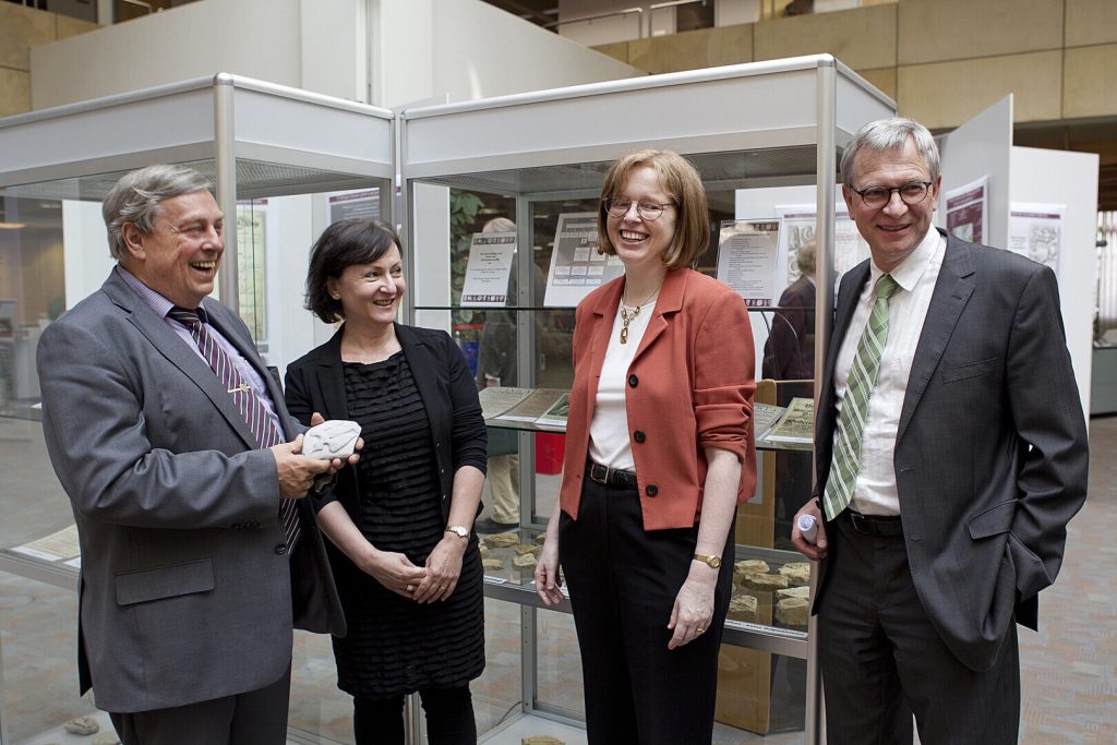 24.07.2012 bis 17.08.2012: 1. Wanderausstellung in der Sparkasse Würzburg