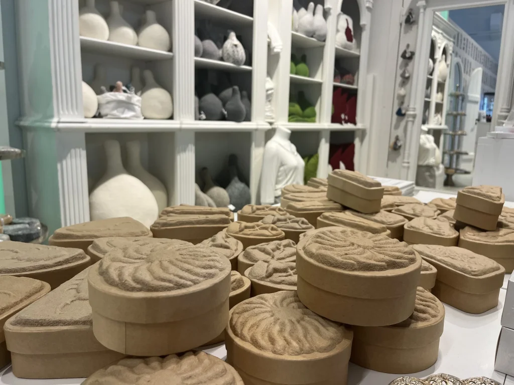 Kerzen, Bekleidung und Geschenkverpackungen im Shop des Lügensteinmuseum