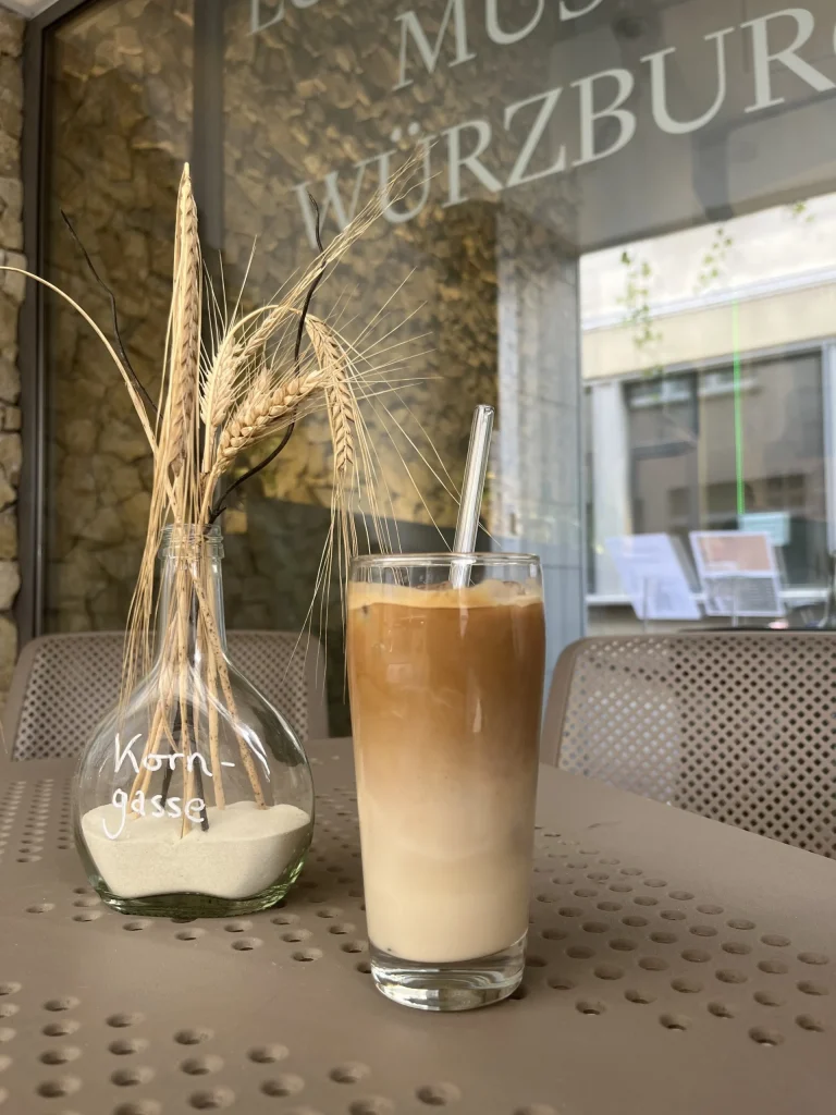 Sitzgelegenheit vor dem Lügensteinmuseum: Deko und Getränk