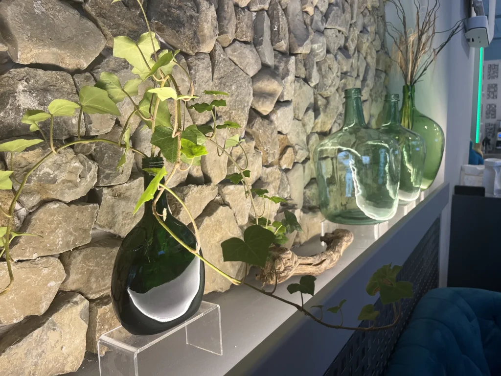 Deko vor der Wand mit, symbolisch, allen Lügensteinen